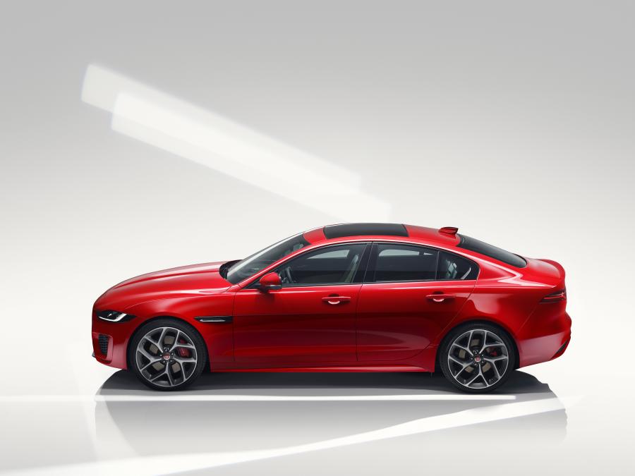  Jaguar XE P300 R-Dynamic 2019 года  (WW) (фото 16 из 51)